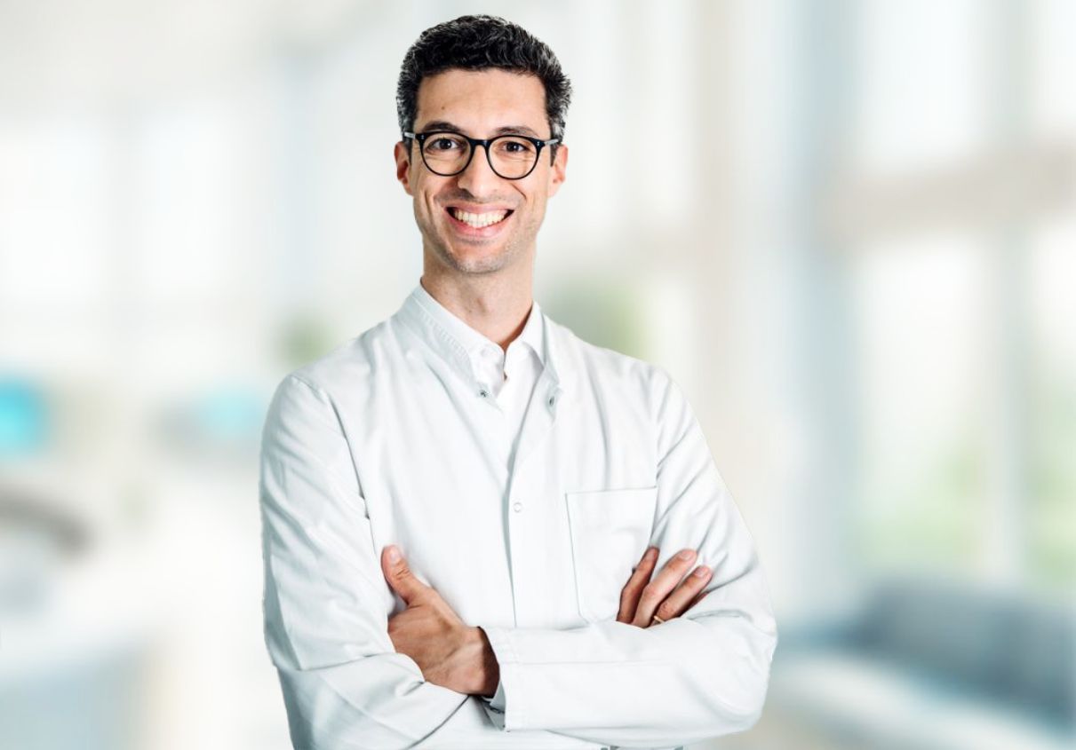 Dr. Borhanian auf unschafem Hintergrund